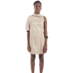 robe asymetrique,robe,zoé,design,asymétrique,sur meure,taille XXL,grande taille sur mesure,matière de qualité,fashionista,élégante,made in france,beige,vêtement,tendance,pièce créateur,dressing,garde robe,artisant créateur,luxe,haute couture,style,haute gamme,belle finition,robr une manche,tissu beige,tissu gabardine,robe en coton gabardine,robe courte,robe courte femme,robe une manche,plis dos