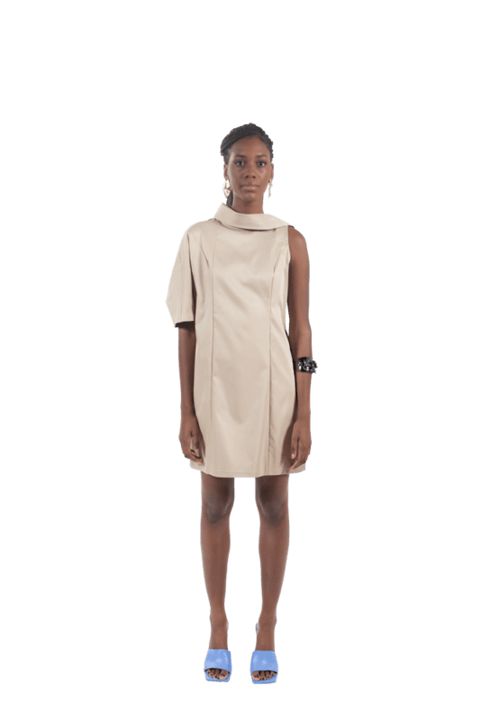 robe asymetrique,robe,zoé,design,asymétrique,sur meure,taille XXL,grande taille sur mesure,matière de qualité,fashionista,élégante,made in france,beige,vêtement,tendance,pièce créateur,dressing,garde robe,artisant créateur,luxe,haute couture,style,haute gamme,belle finition,robr une manche,tissu beige,tissu gabardine,robe en coton gabardine,robe courte,robe courte femme,robe une manche,plis dos